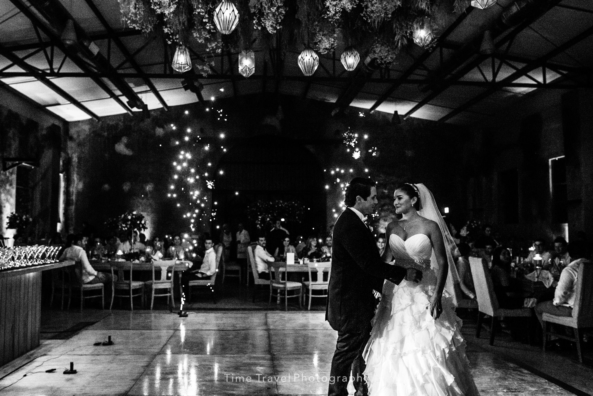 TIMETRAVEL_FOTOGRAFIA_DE_BODA_YUCATAN_DESTINATION_GABY_&_JORGE_FIRST_DANCE_HACIENDA.jpg