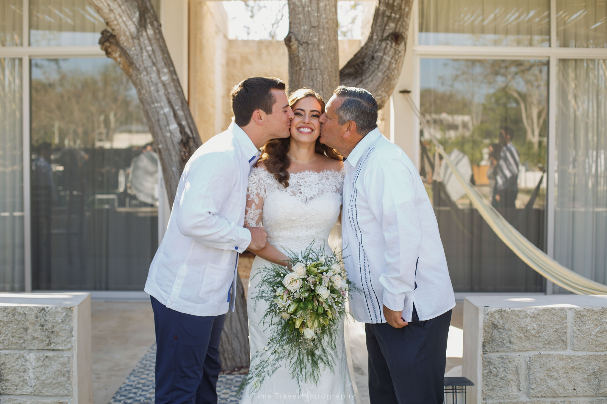 TIMETRAVEL_FOTOGRAFIA_DE_BODA_CONKAL_YUCATAN_DESTINATION_COUPLE_LIGHTS_KISS.jpg