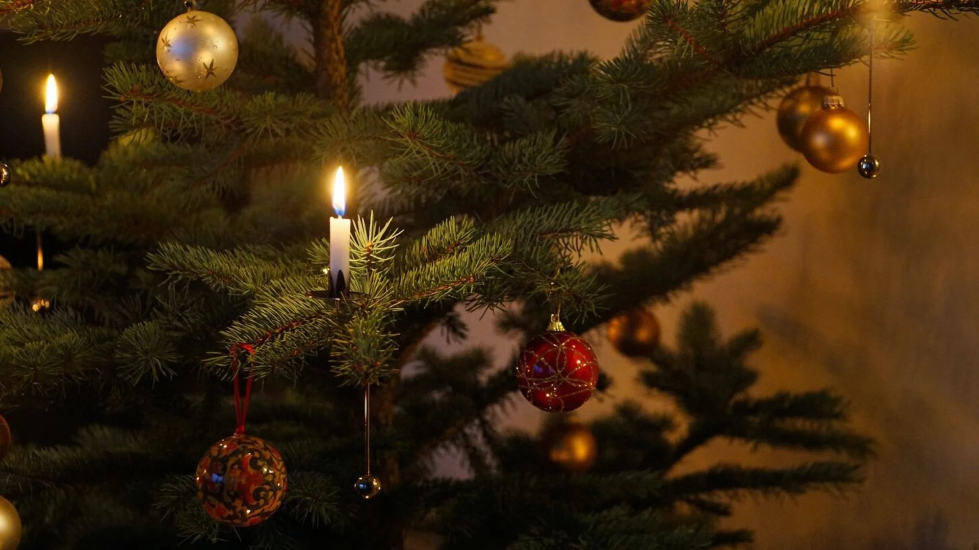   Christmas Eve at OSC   Love has come in the Christ child! At our Christmas Eve services at 4 and 5:30 PM, we will sing carols, light candles, and explore the mystery of God’s presence in the birth of Christ. 