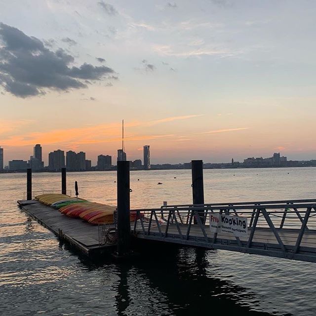 Posted @withrepost &bull; @blogueranyc What a view!! Sunset over Hudson river, Manhattan. Kayaking is for free at the pier 🦋🦋🦋
#pier #hudsonriver #fun #womeninfinance #luxurylifestyle #nature #sailing #nyc #newyorklike #nylife #mindfulness #sustai