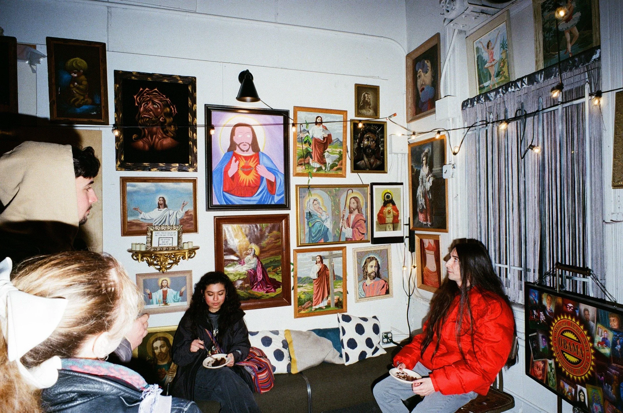 Few places are as welcoming as @juniorsseattle 😊 Go visit for shopping and to see the Official Bad Art Museum of Art (OBAMA). Film photo by @no_tiffs - thank you! #belltownvintage #artwalk #filmphotography #community