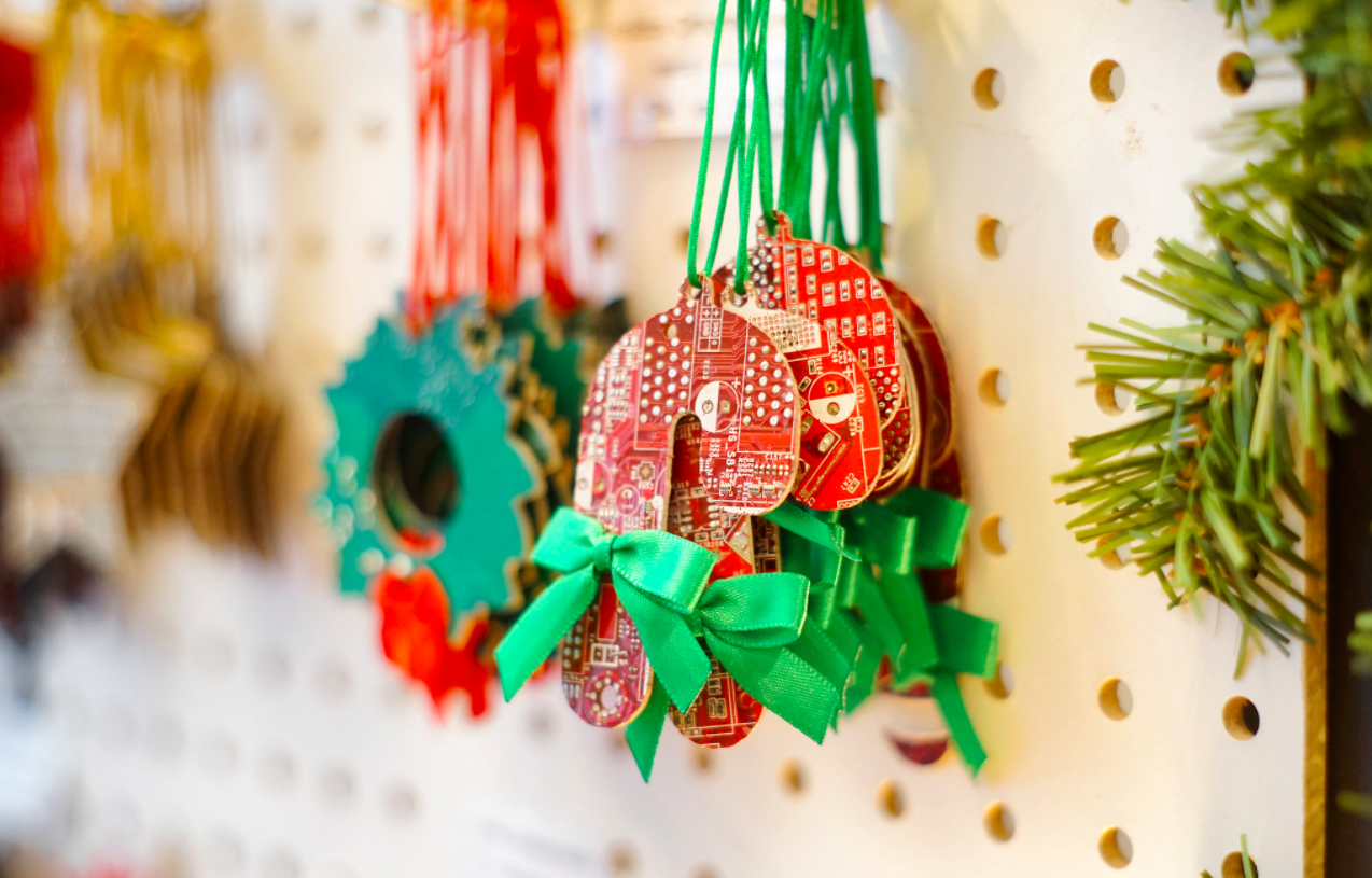 DowntownHolidayMarket-Shopping2.png