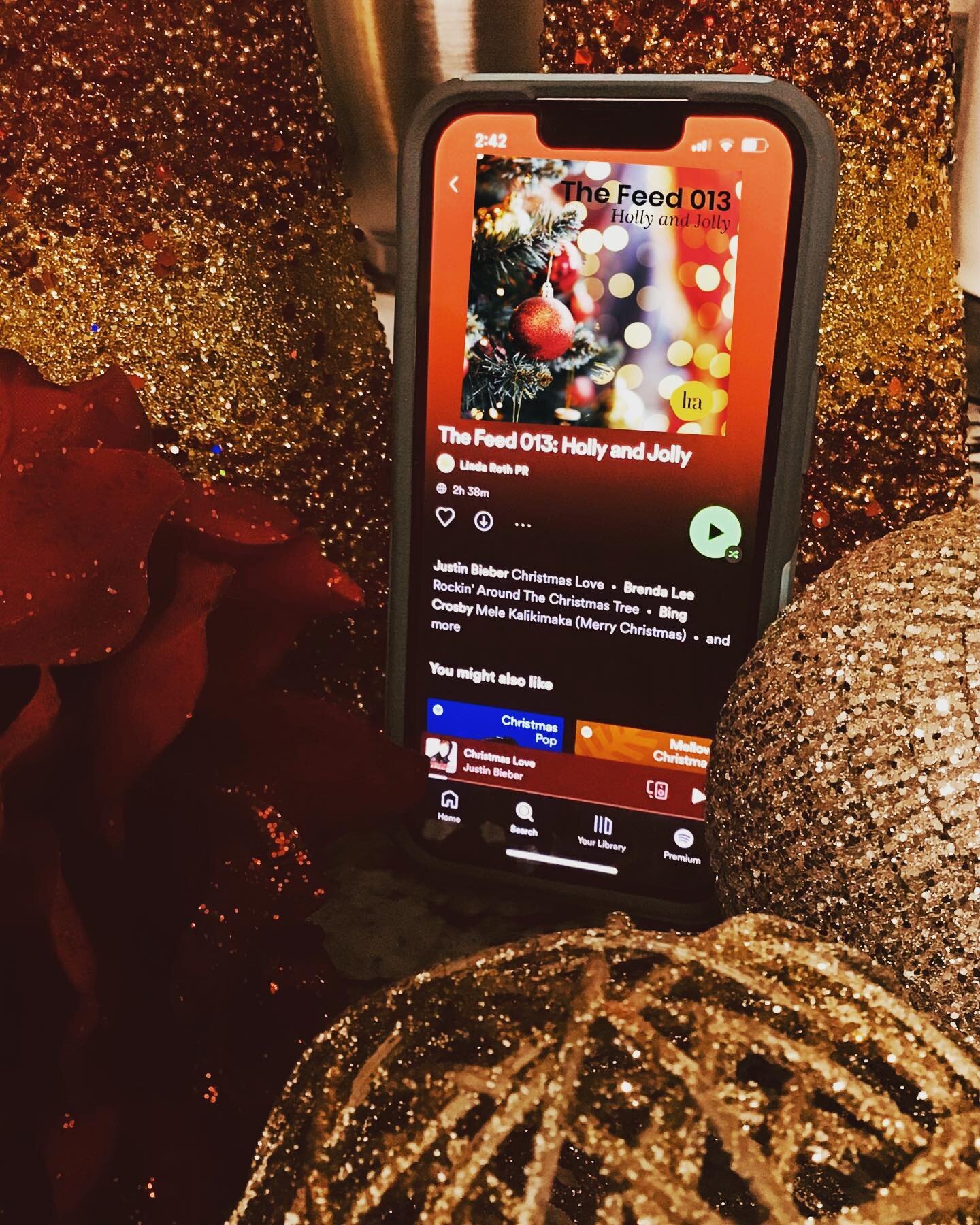 &lsquo;tis the season for a new #LRA playlist.. this time holiday edition!!🎄🎁🧣❄️ 

Visit the link in our bio to check out &ldquo;The Feed 013: Holly and Jolly&rdquo;. 🎧 Let us know your fave holiday tunes in the comments and we&rsquo;ll add them 