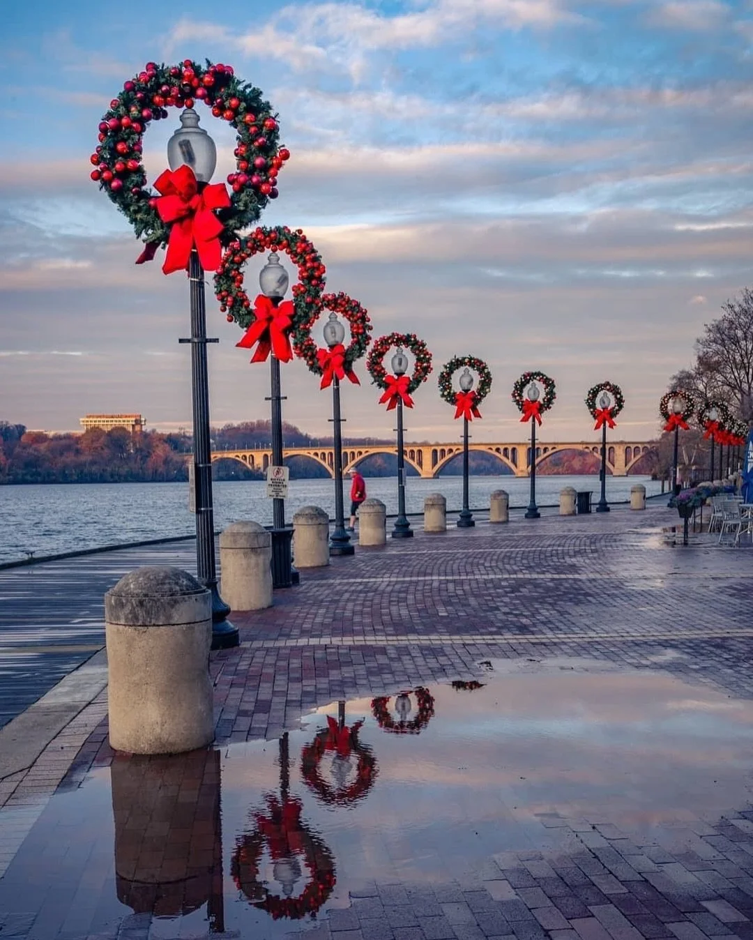 If you&rsquo;ve been looking to meet new people in DC&mdash;or just want a charming holiday night out&mdash;this one&rsquo;s for you!❤️&zwj;🔥⛸️❄️ @peared.official is bringing a holiday event to the Georgetown Waterfront at @tonyandjoes 🦀

Starting 