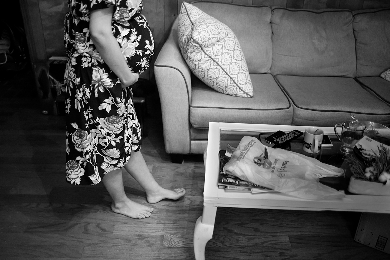 documentary-maternity-photo-session-getting-ready-shoes-clarksdale-mississippi.jpg