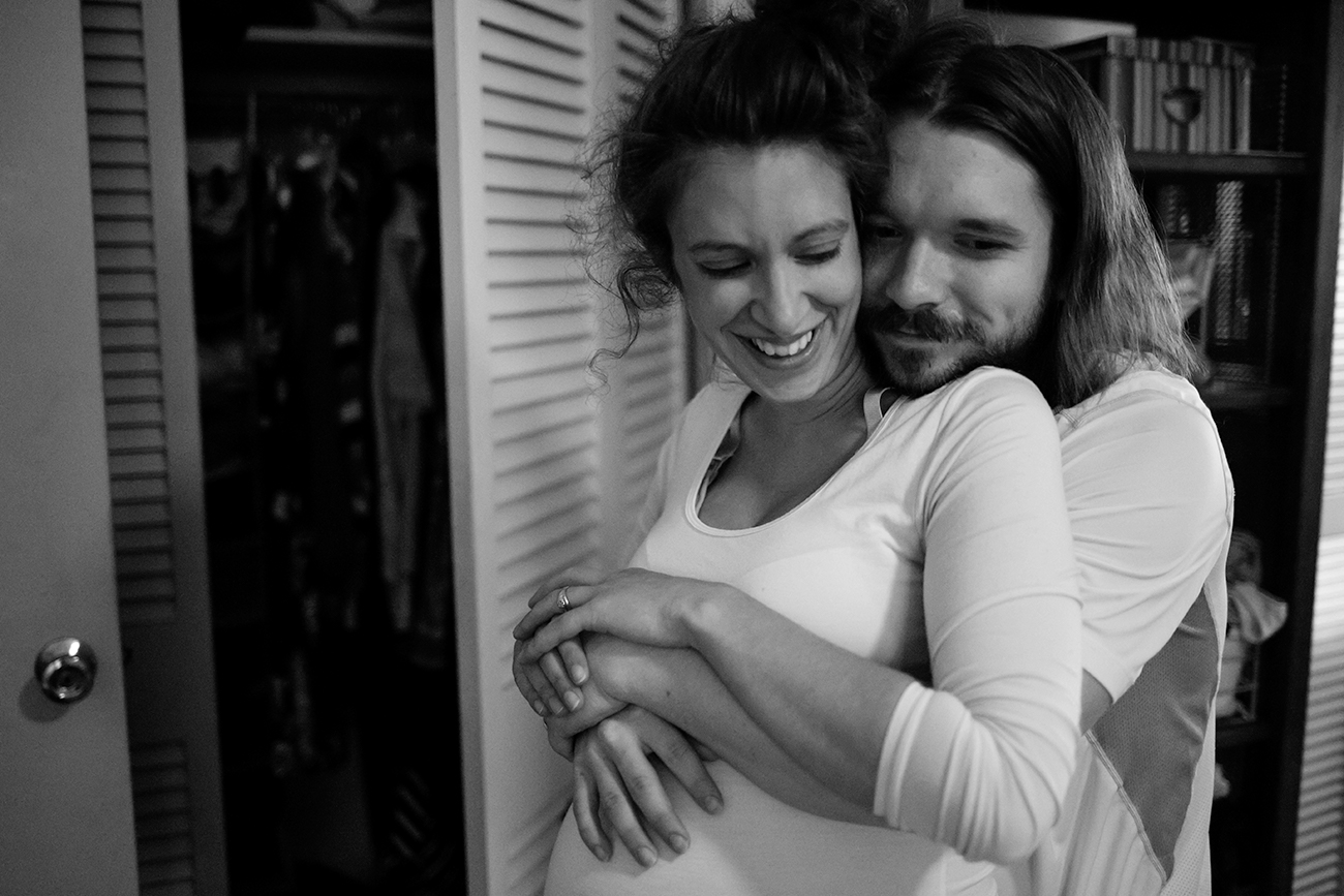 documentary-maternity-session-cute-hug-clarksdale-mississippi.jpg
