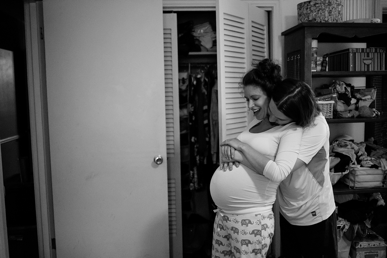 documentary-maternity-session-hug-dad-mom-clarksdale-mississippi.jpg