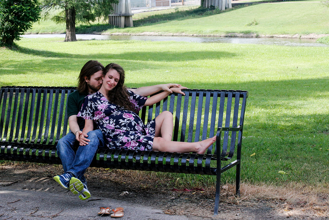 maternity-documentary-session-photo-mom-dad-affectionate-park-bench-north-ms.jpg