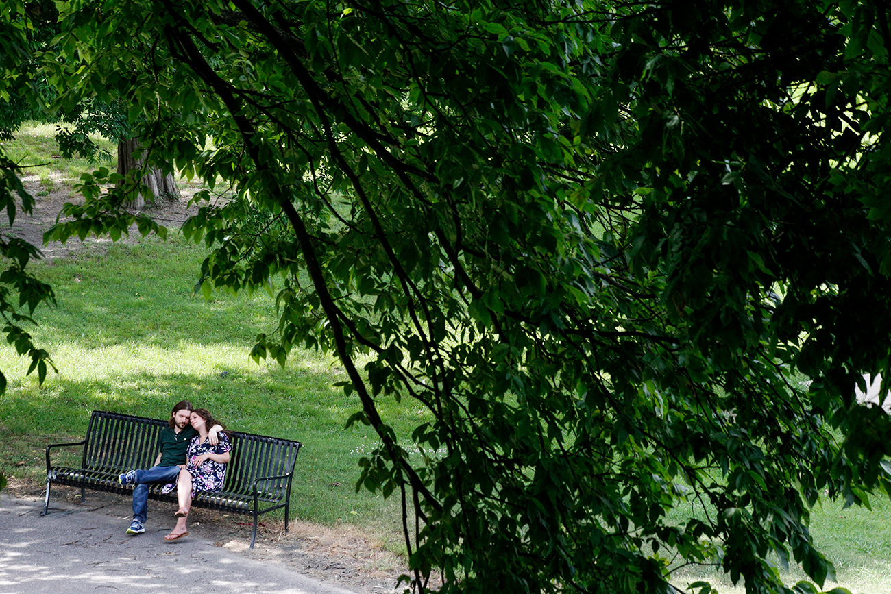 maternity-documentary-session-photo-new-mom-dad-park-bench-sitting-north-ms.jpg