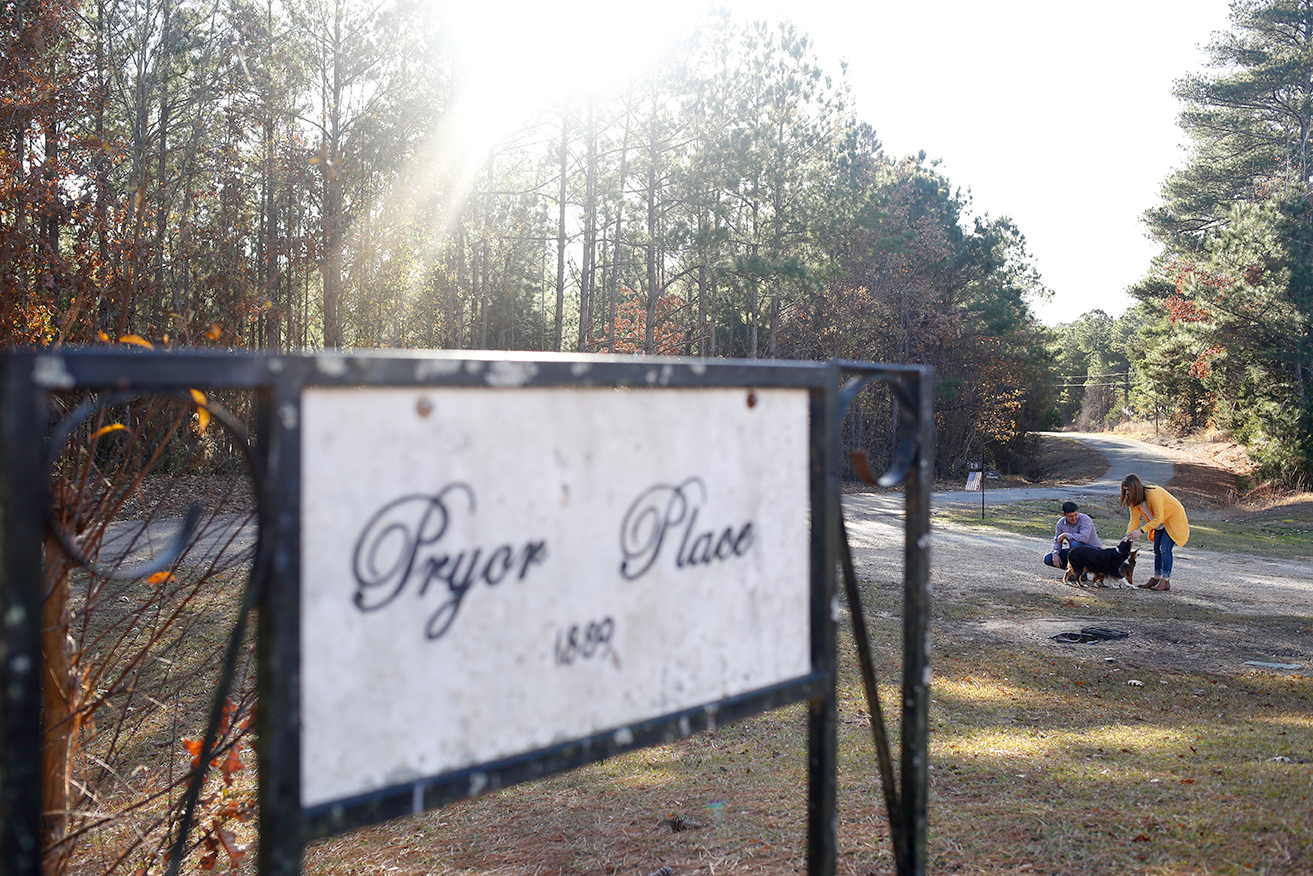 house-name-sign-mini-session-family-documentary-photography-north-mississippi.jpg