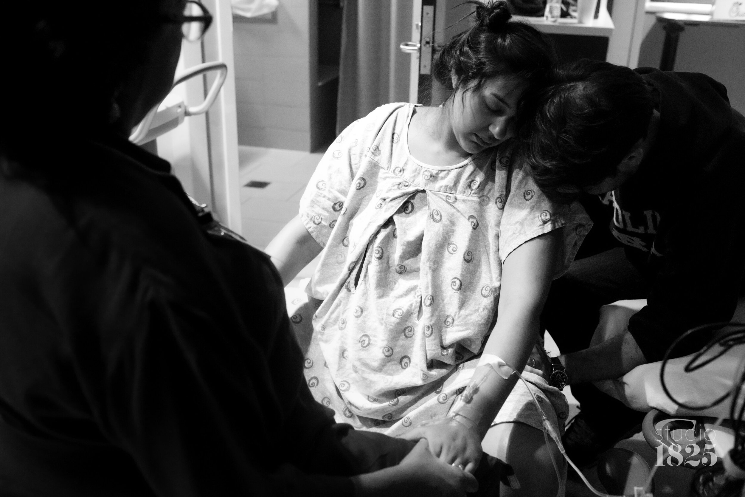 documentary-birth-photography-memphis-tn-mom-laboring-black-and-white.jpg