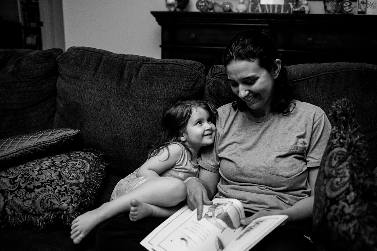 session-family-documentary-photo-daughter-mom-reading-mississippi.jpg