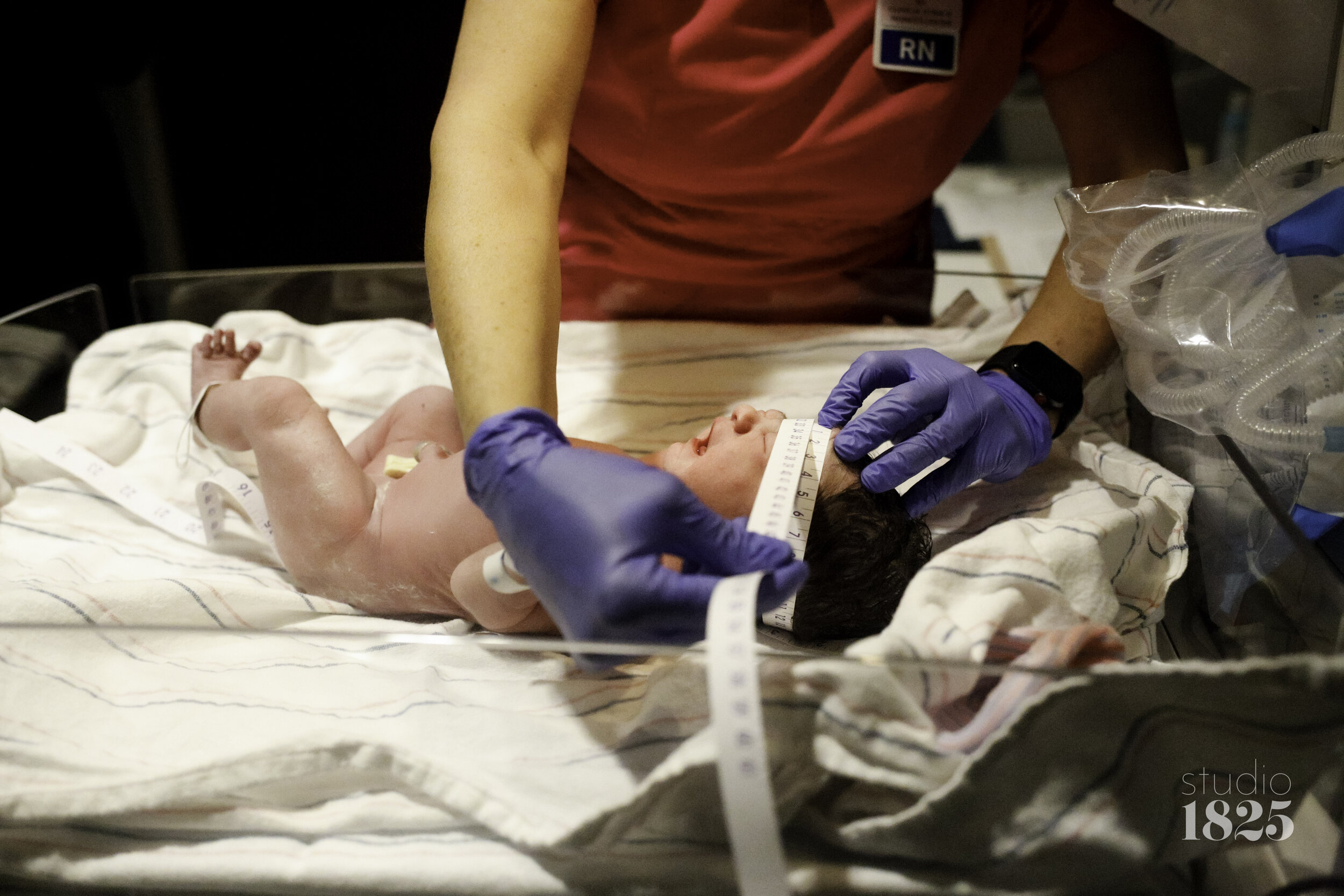 birth-photo-session-oxford-ms-tupelo-ms-measuring-baby.jpg