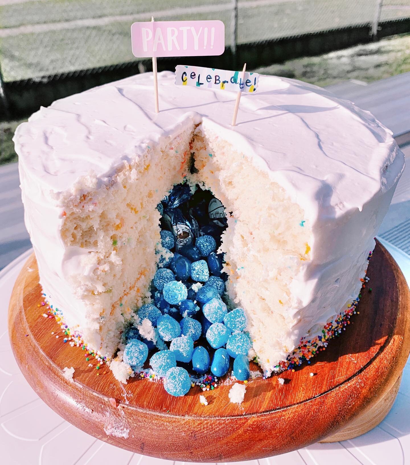 ☆ Spread kindness like confetti cake ☆ 
Fell down the Pinterest rabbit hole last weekend 🕳🐇and whipped up this pi&ntilde;ata cake to bring to my bestie&rsquo;s baby gender reveal as a little surprise. I love baking and this was so much fun to make!