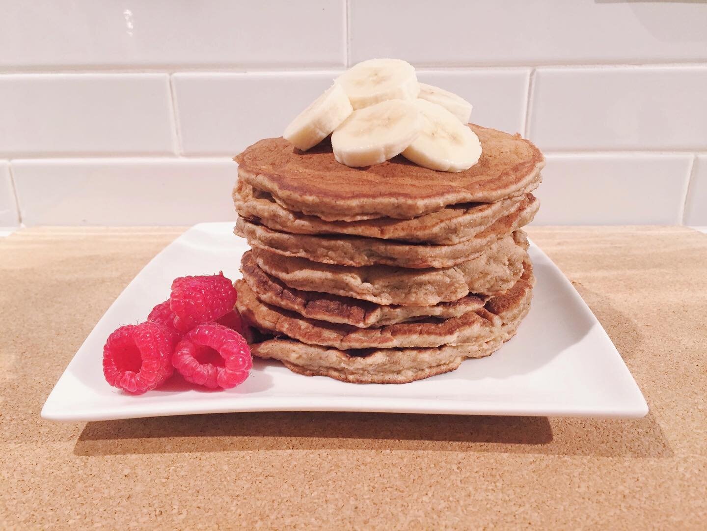 ☆The best oat flour banana pancakes☆ 
Back in my Seattle days my roommate and I would love to *enjoy* a lazy Sunday morning, before grocery shopping, meal prep, laundry, studying and assignments took over the day. I&rsquo;d usually make pancakes and 