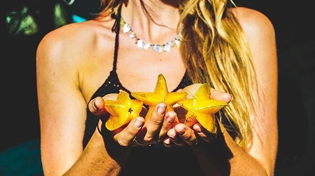 ❖ When I'm grateful, I find grace. By looking for the blessings in my life, I open up a space of light in every experience; I open up the path for grace to flow. I make room in the middle of everything for gratitude. 📸 @zanawild 📝