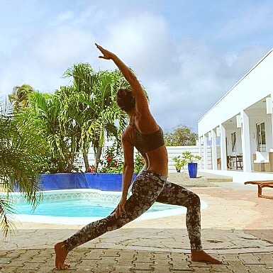 Poolside morning yoga 🧘&zwj;♀️🌴✨🧜🏼&zwj;♀️ #letslove #aruba #earlytorise #yogaallday #warrior #mermaid #bendsoyoudontbreak #water