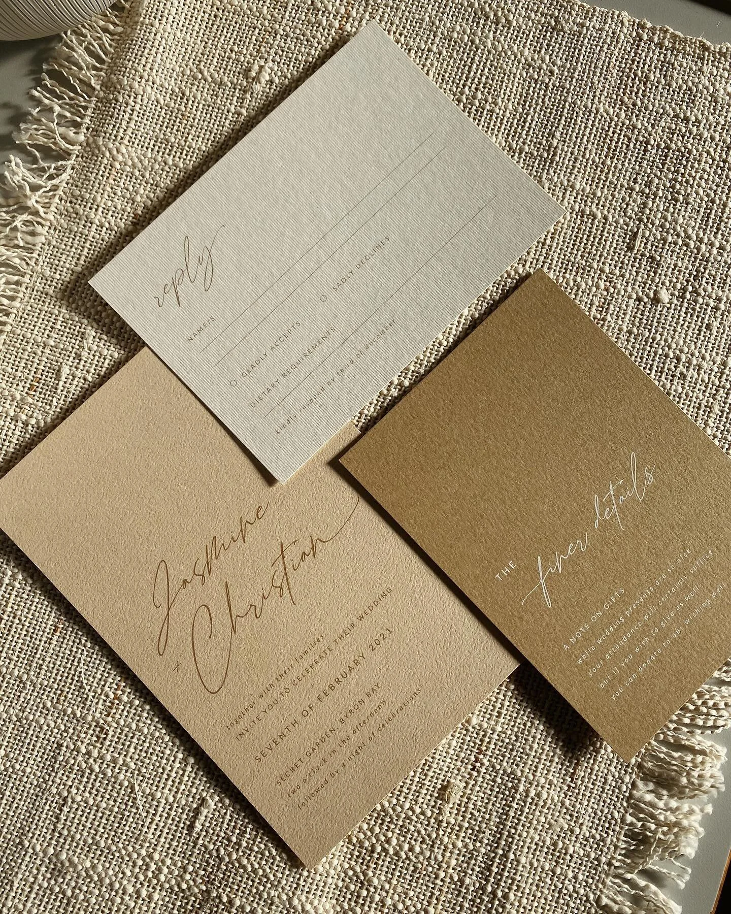 Our ELORA semi-custom suite ✨ &lsquo;Latte&rsquo; ink on &lsquo;Buttermilk&rsquo; and &lsquo;Hanf&rsquo; and white ink on &lsquo;Latte&rsquo; for the finer details 🤍⁣
⁣
#weddingsuite #weddinginvitations #weddinginvites #weddinginvitationsuite #weddinginspo