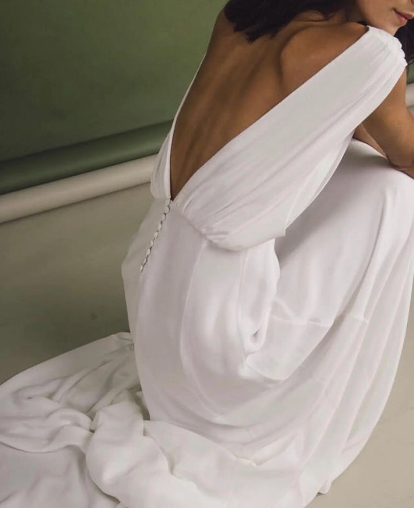 Heavenly low-back bridal dresses... ✨✨⁣
⁣
#modernbride #weddinginspo #weddinginspiration #bridetobe #weddinggown