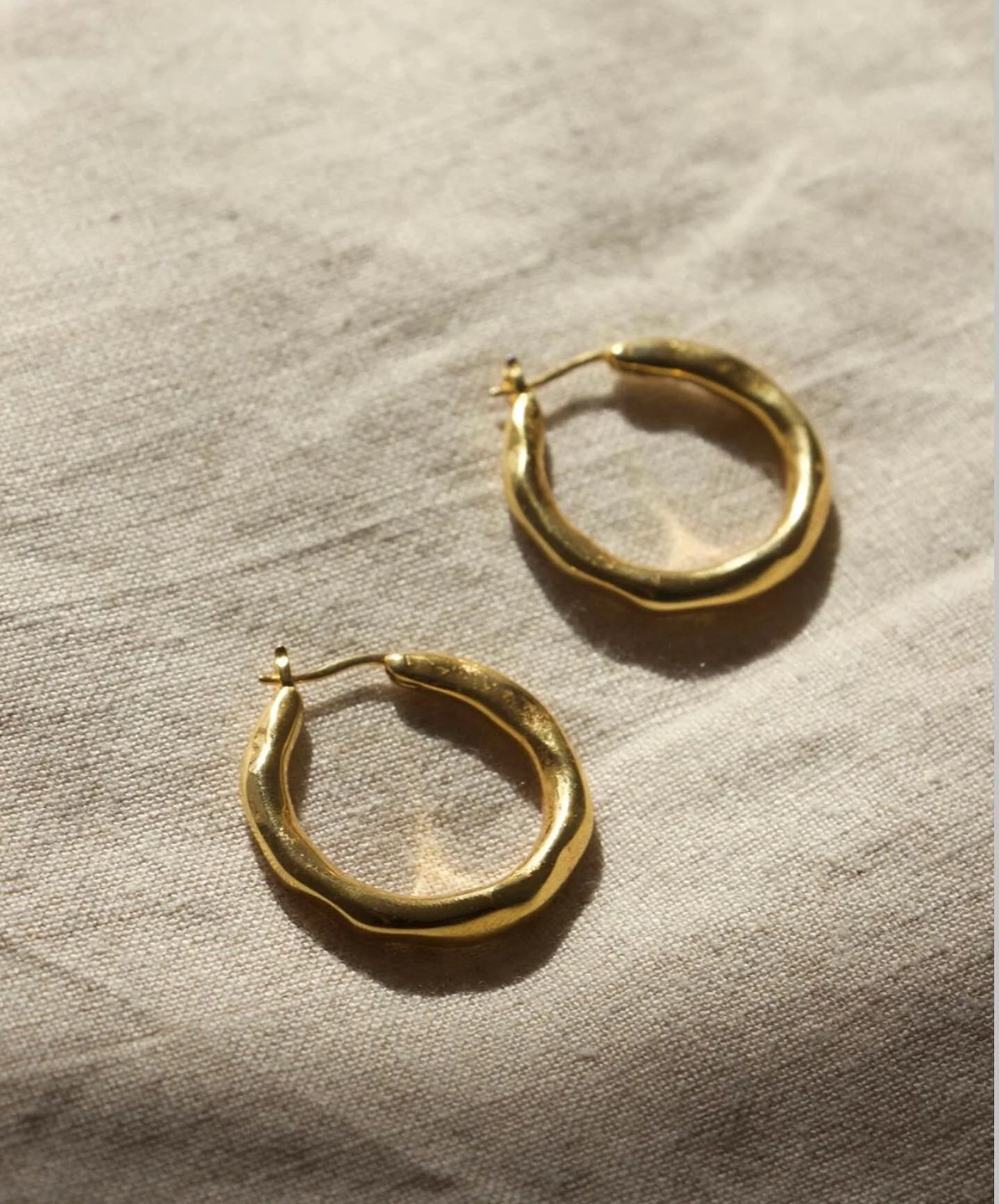 Golden jewellery perfection ✨ via our faves @brie_leon 
⁣
#weddingjewellery #bridal #bridalearrings #earrings #goldearrings