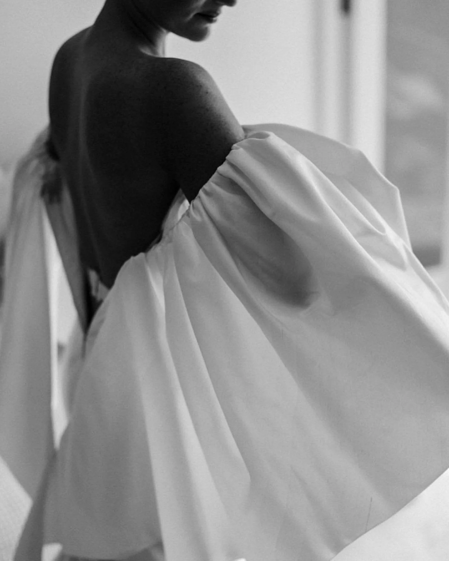 Fluffy sleeves 🤍⁣
⁣
#modernbride #bridal #sleeves #bridaldress #bride