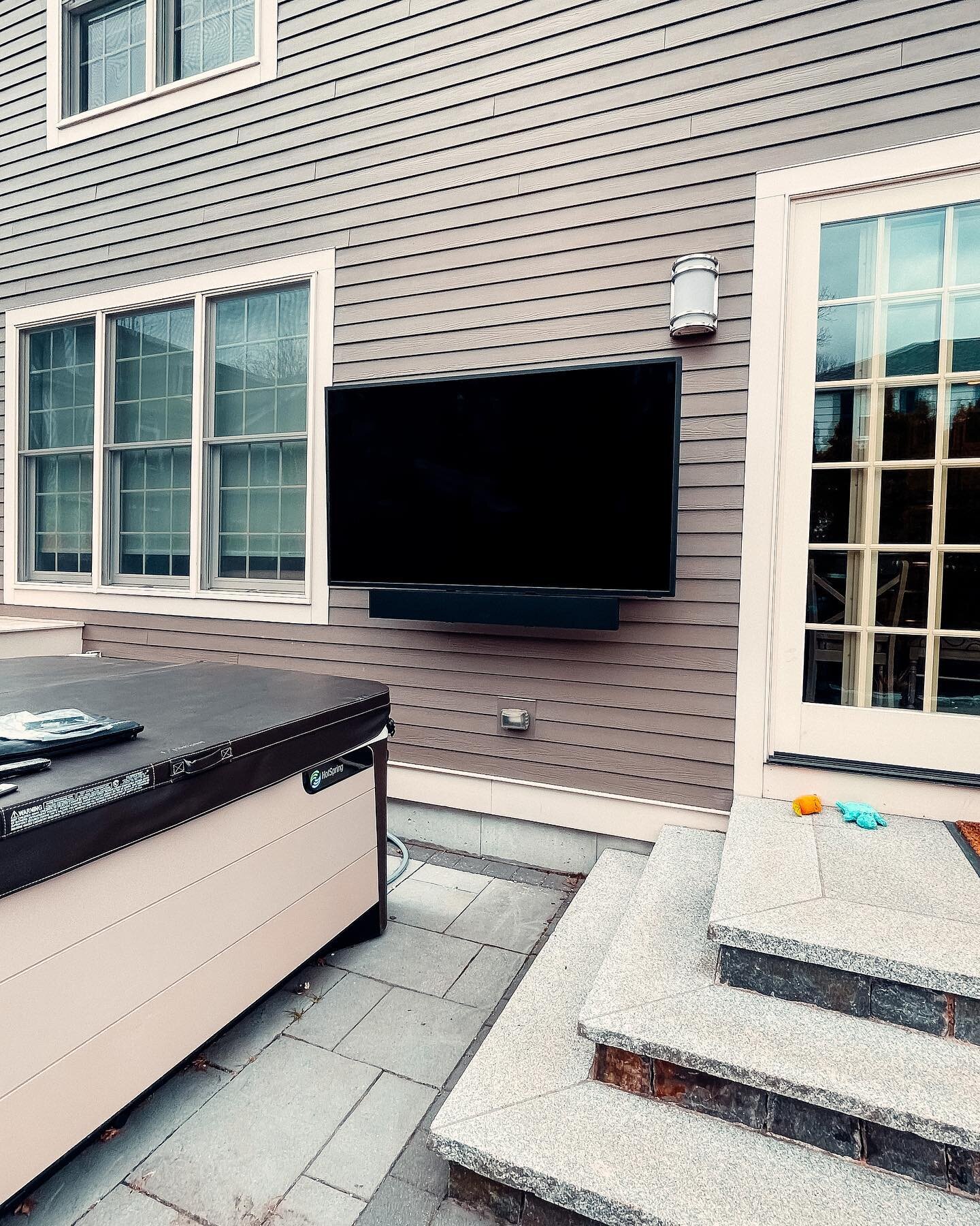 Replaced a 65&rdquo; Sunbrite TV with a new Samsung 75&rdquo; Outdoor Terrace TV with Samsung Terrace Soundbar on an articulating mount. Perfect upgrade for this outdoor patio 🙏
Swipe for the before 👈