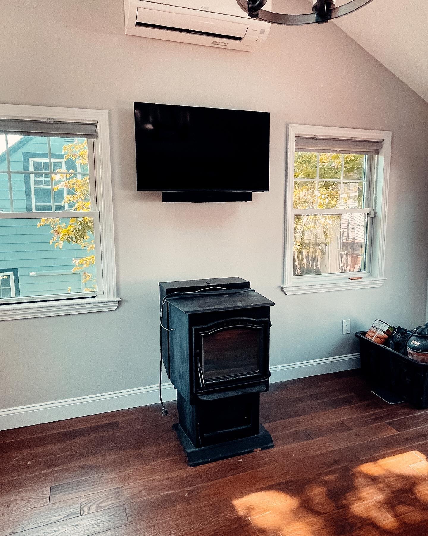 43&rdquo; Samsung QLED TV with Sonos Beam soundbar, mounted in this kitchen in Hyde Park