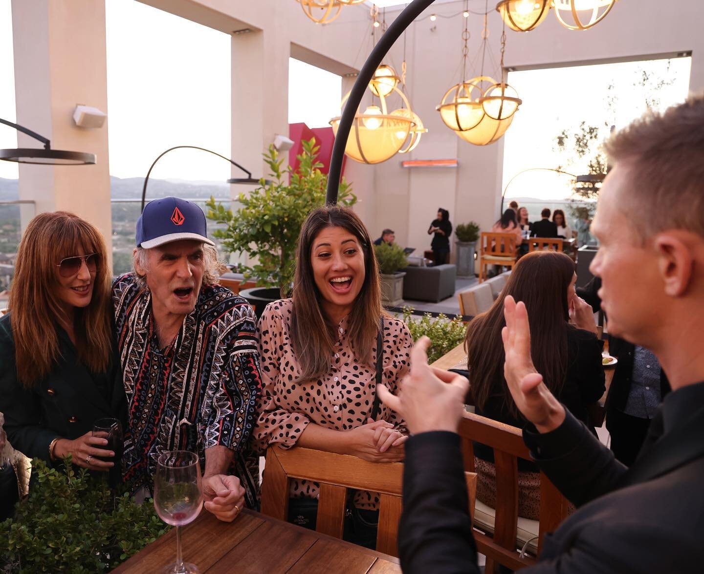 Close-up magic at Hive &amp; Honey Rooftop Bar @hhrooftopbar 
📷: @teddiehartphotography
.
.
.
#joelward #joelwardmagic #magiccastlemagician #hollywoodmagician #corporatemagic #corporatemagician #sandiegomagician #losangelesmagician #orangecountymagi