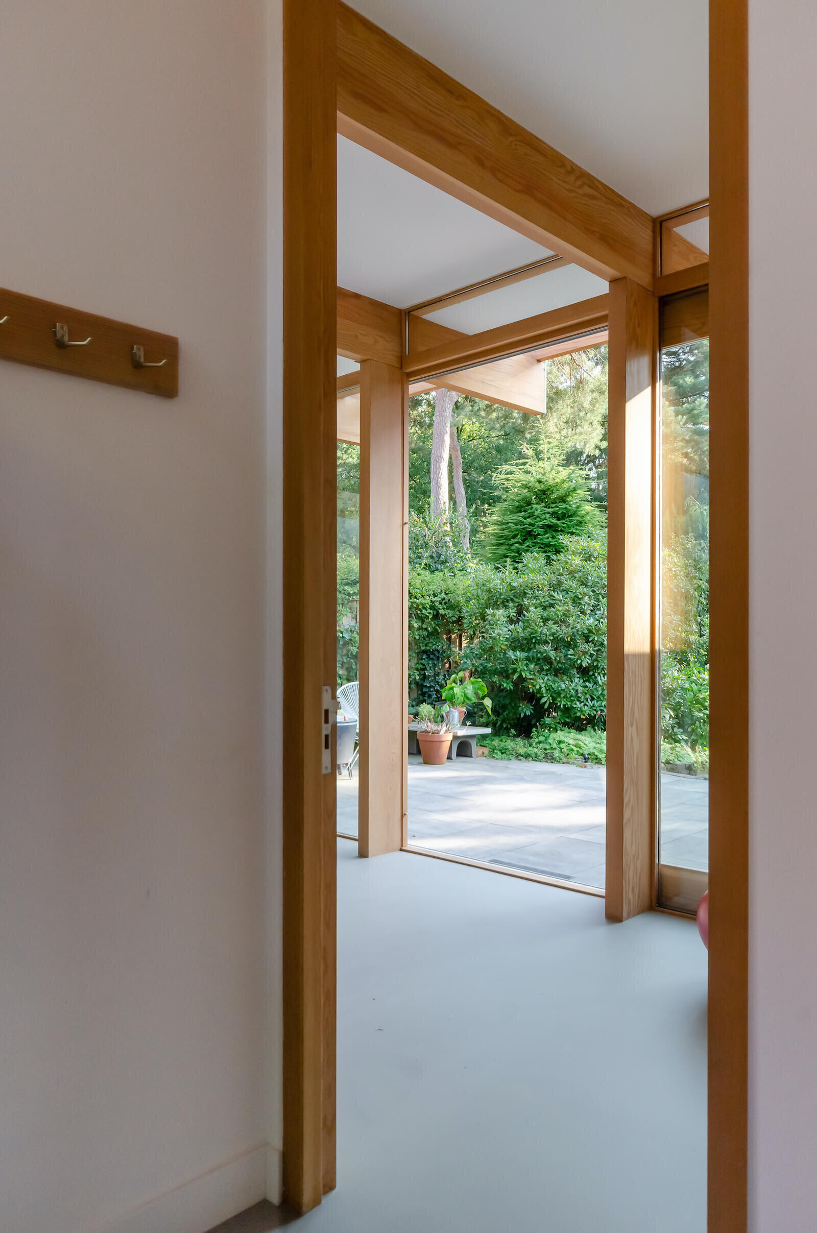 japanse-stijl-balken-doorlopend-binnen-buiten-modern-glas-hout.jpeg