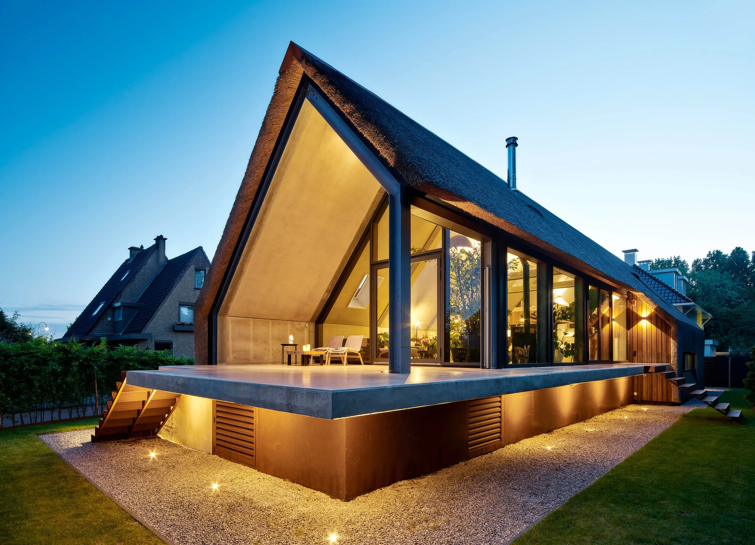 Ruwbouw is afbouw loftwoning met zwevend terras.jpg