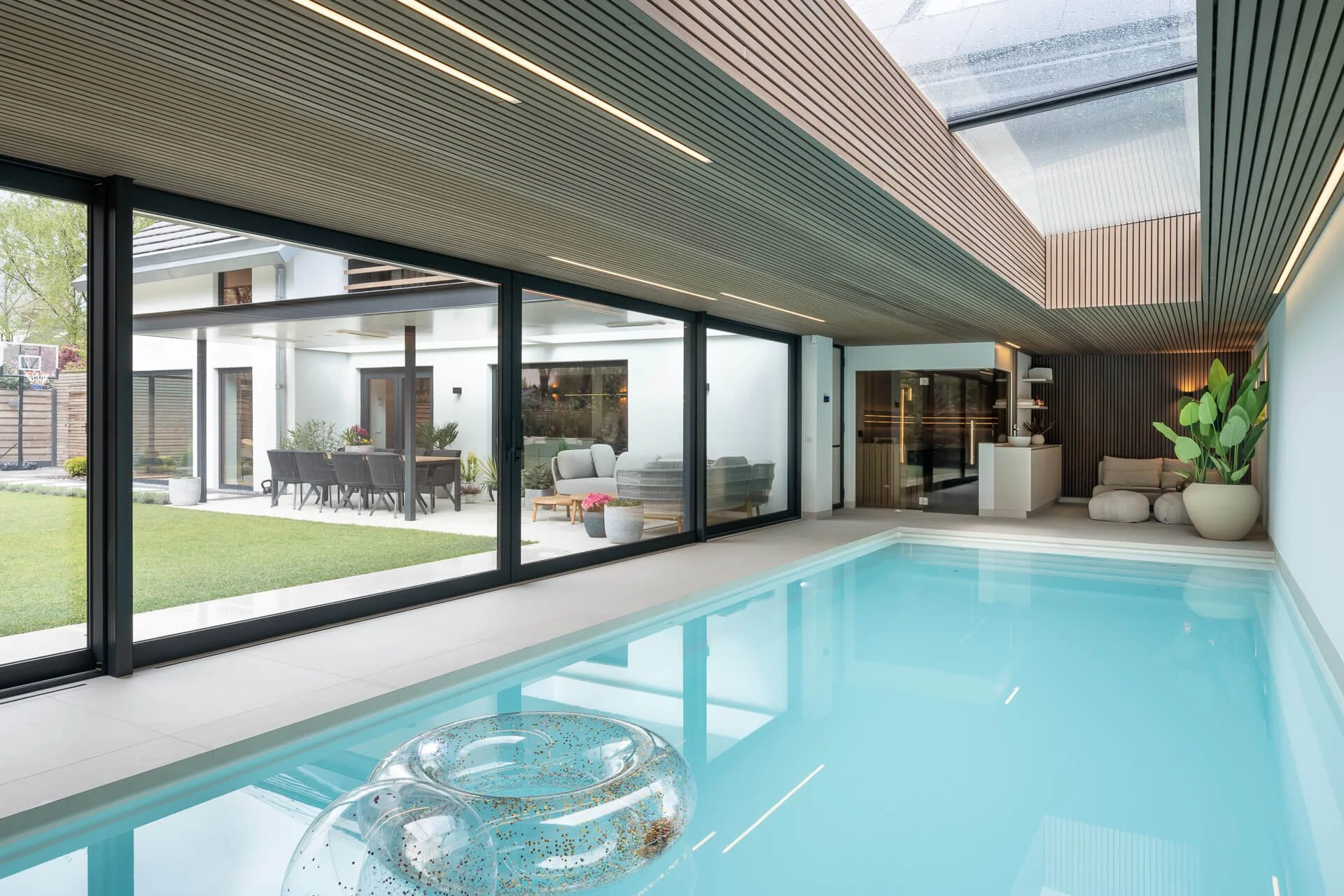 overdekt_zwembad_houten_plafond_designverlichting_Sauna_aanbouw_jaren70_lichtstraat_vlak_glas.jpg