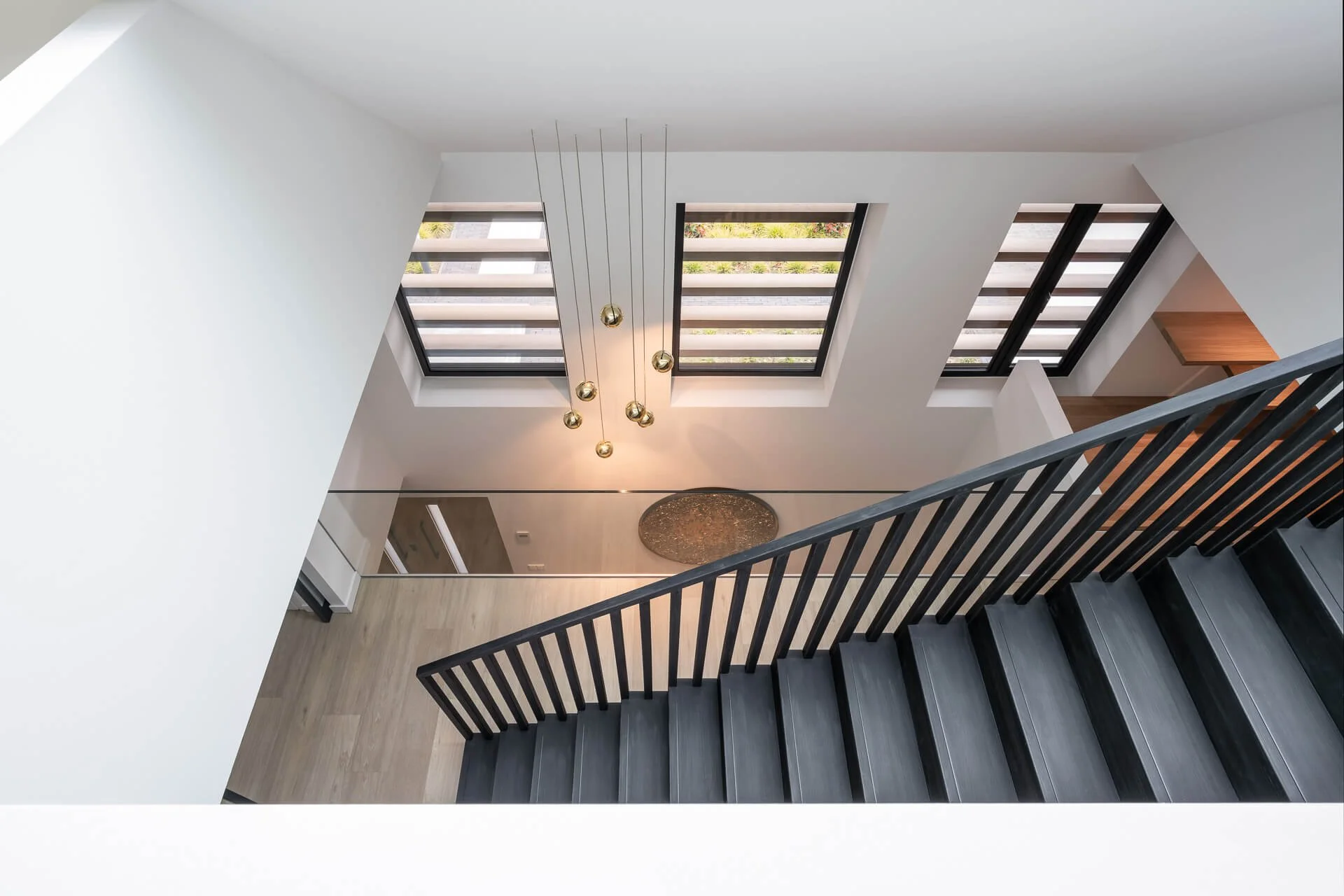 vide_redesign_overloop_zwarte_trap_hout_glas_lamellen.jpg