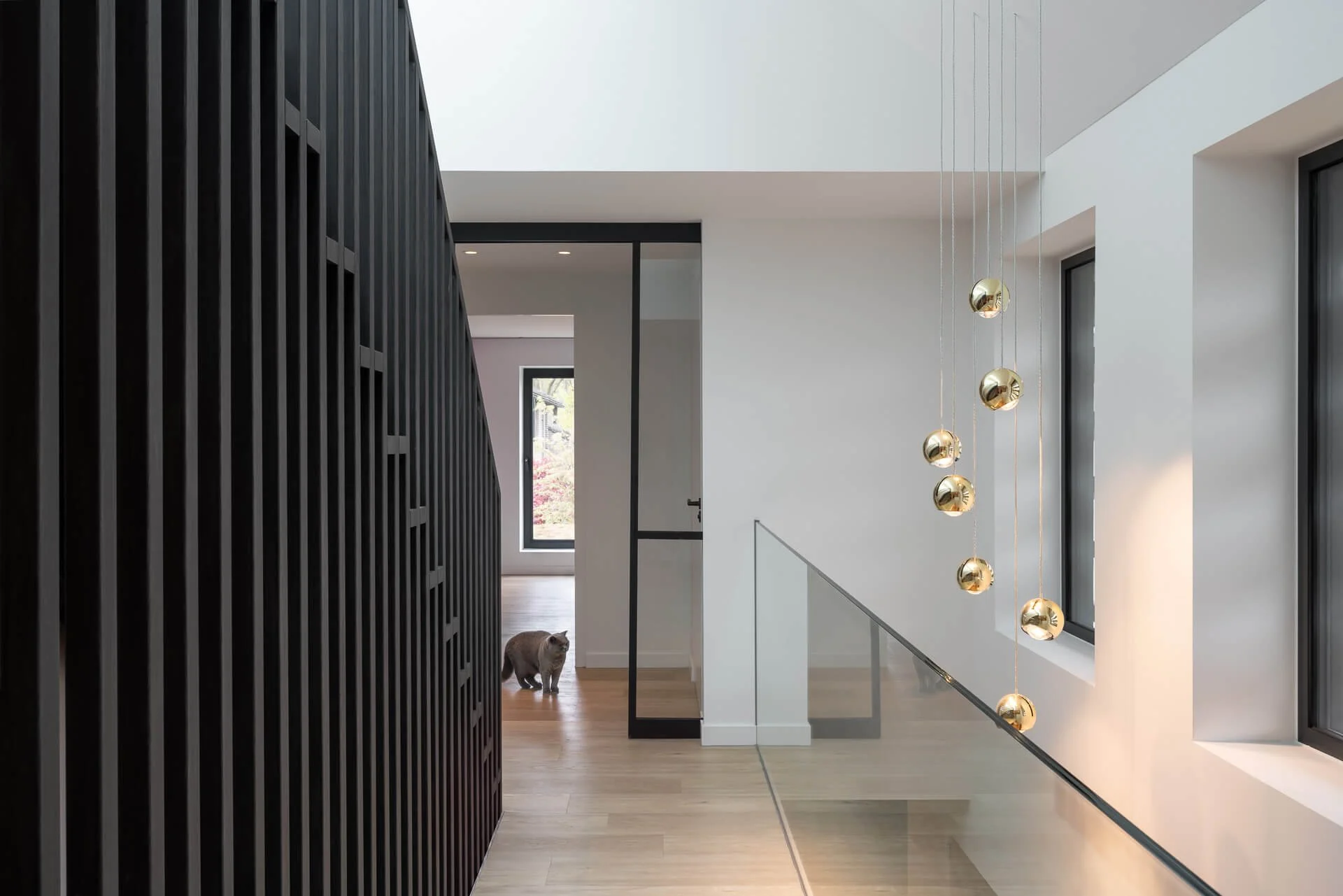 vide_houten_trap_volglazen_balustrade_verbouwing_villa_jaren70.jpg