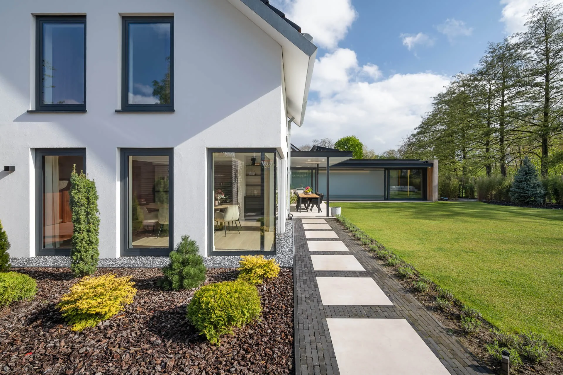 verbouwing_jaren_70_villa_zinken_dakrand_veranda_overkapping_staal_overdekt_zwembad.jpg