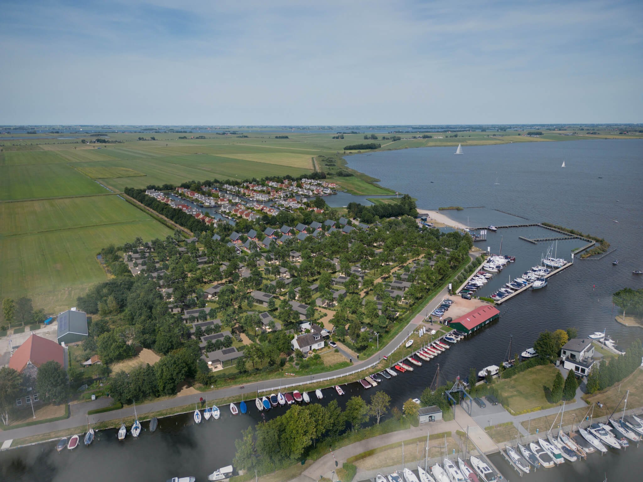 overzicht recreatiepark Balk waterlodges watersport.jpg