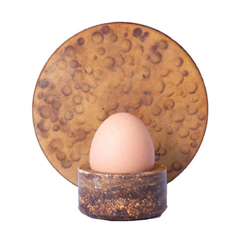 BASSE STITTGEN: HOW DO YOU LIKE YOUR EGGS?In the eyes of Basse Sittgen, there is ambiguity in the egg: it is a symbol of the beginning of life, but we snatch it away in an instant, as a cheap item. Or we throw it away. And just like eggs, chickens h…