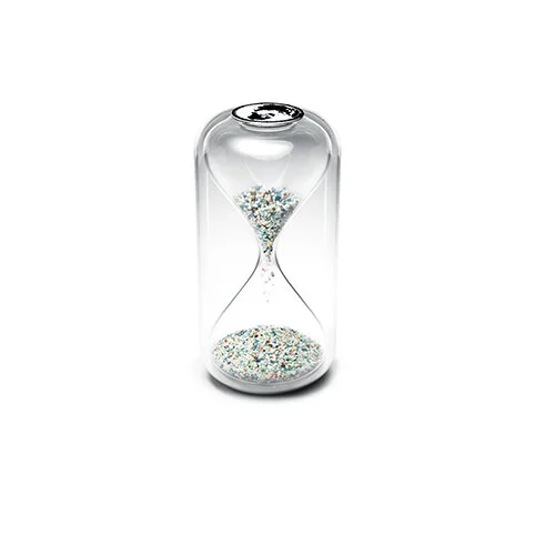 BRODIE NEILL: CAPSULE Brodie Neill filled an hourglass with multicolour pieces of plastic, which he collected on the beach of Tasmania, where he comes from. In collaboration with NGOs, beach combers and environmental organizations, he also does this with pieces of plastic from other polluted beaches around the world. In this way, the hourglass Capsule draws attention to this global problem. And acts as an alarm clock to wake us up. www.brodieneill.com