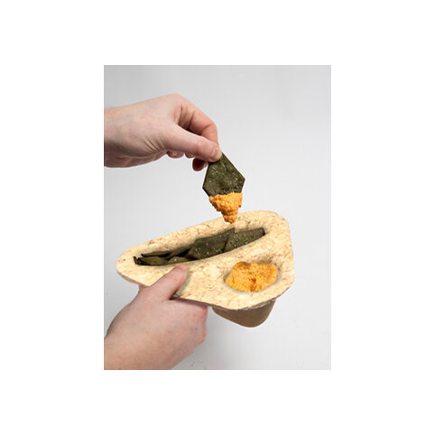 LENTYL SNACK PACKAGE A hearty and healthy snack package using duckweed, also known as water lentils. This grows quickly and is rich in protein. Only the inedible parts of the duckweed are used for the package. www.haffel-design.com/#/lentyl/