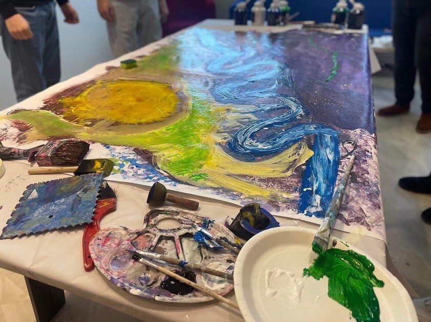 Denne uka har alle skoleklasser i Vads&oslash; kommune p&aring; 10.trinn v&aelig;rt p&aring; bes&oslash;k i Gallerikiosken! 🎨📸🖼️ Johan Sara jr. og Susanne H&aelig;tta har holdt workshop i Den kulturelle skolesekken i utstillingen &laquo;KOR vi bor