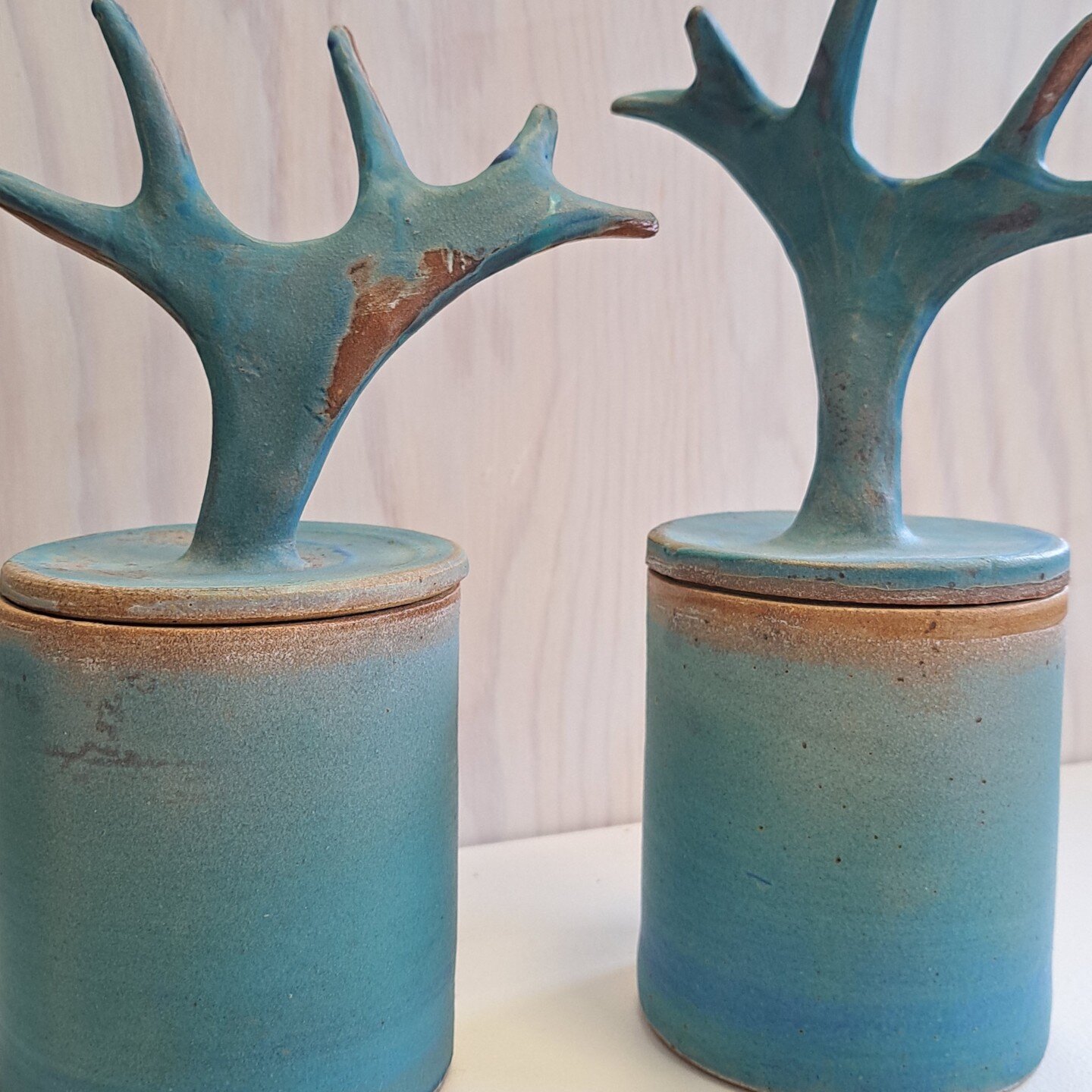 Gallerikiosken har f&aring;tt inn ny keramikk til salg, fra keramiker Monica Egeli bosatt p&aring; Nesodden. Hun har v&aelig;rt flere ganger i Varanger og hentet inspirasjon til nye arbeider. Hornkrukkene er skapt etter inspirasjon fra vakre Finnmark