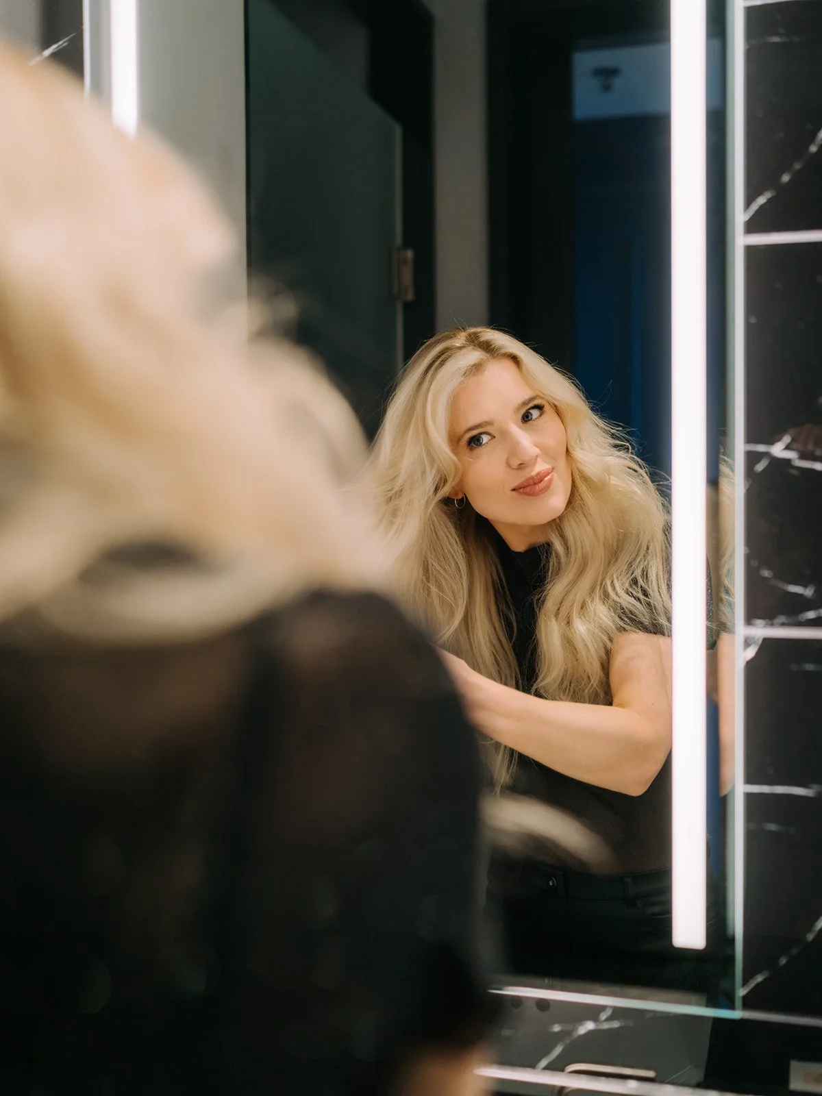 MEET SHELLEY — INVENTOR OF THE SIGNATURE STAND
With over 22 years of experience as a stylist and educator, I’ve devoted my career to mastering the art of extensions — and created The Signature Stand™ to change how they’re cared for.