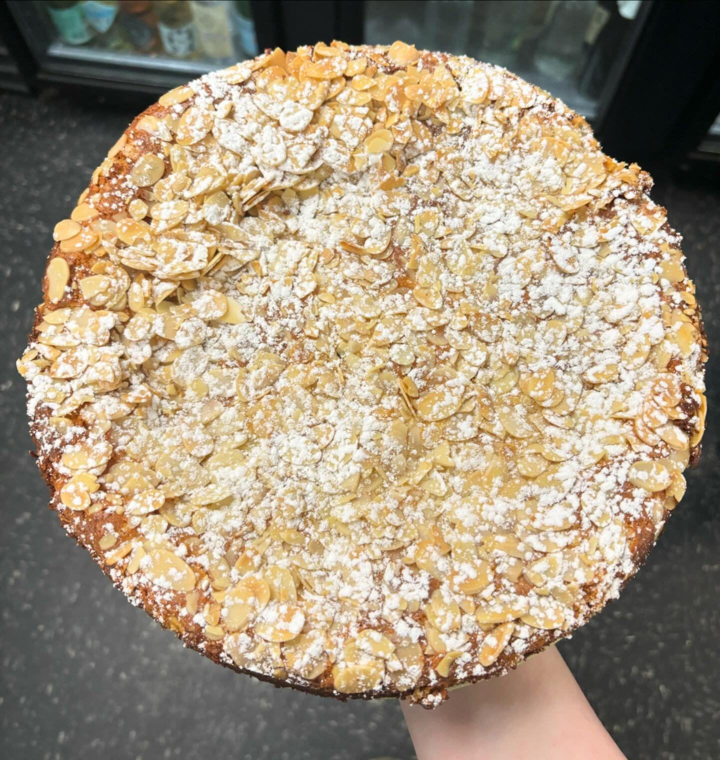 Hot out the oven! A Gluten free Almond Cake with Ricotta fresh today!  Come on in and grab a slice🥮

#gftreats #glutenfreerecipes #almondcake