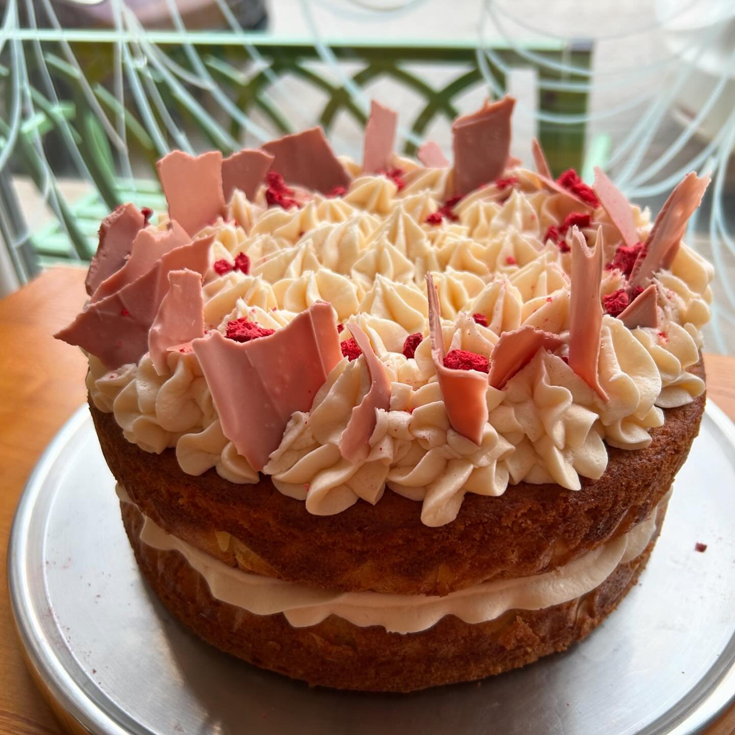 Best vanilla cake, lemon curd filling and light vanilla buttercream #kiwicafe #chesterns #cakegram