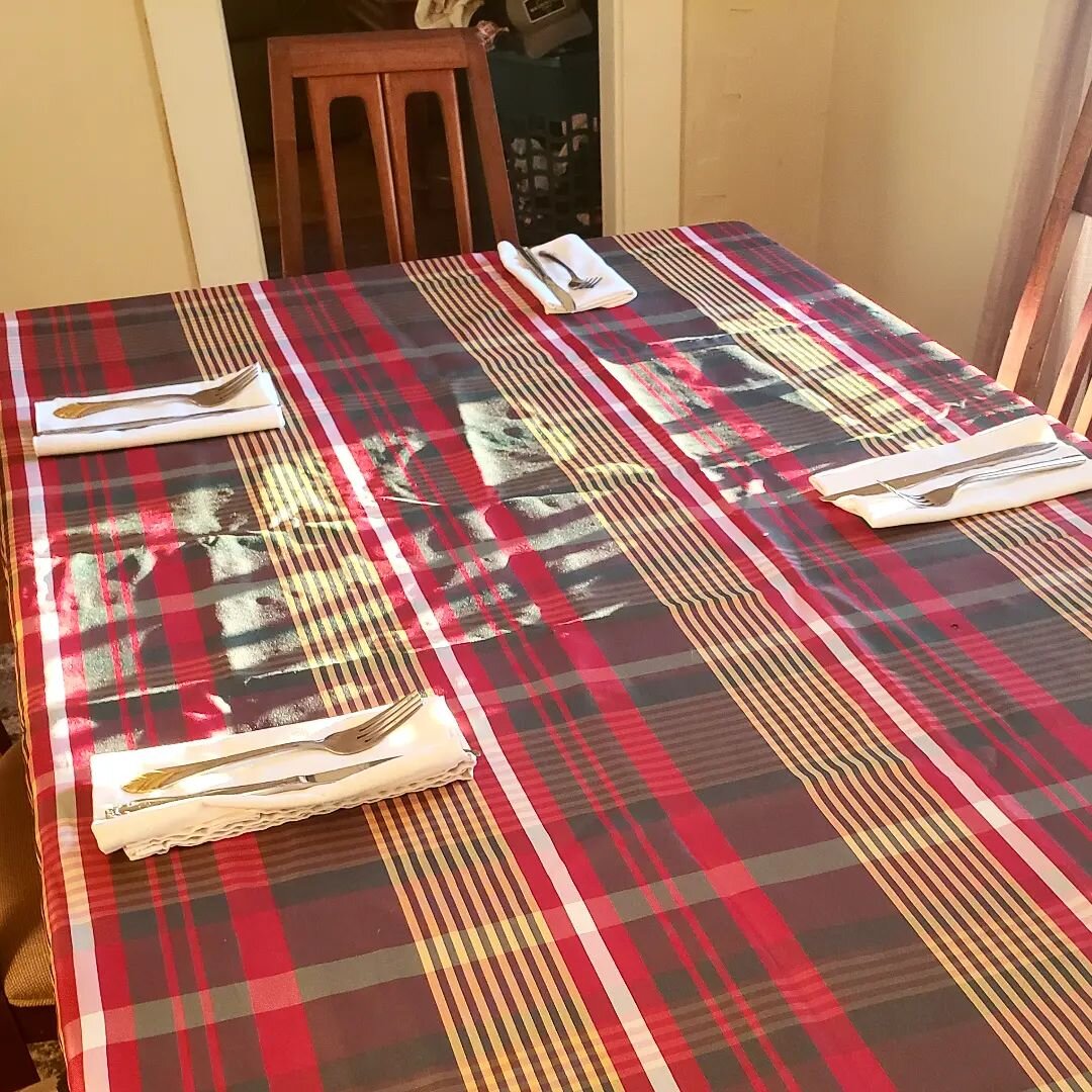 I love this holiday tablecloth that my Gram gave me. 🌲🎄🌲