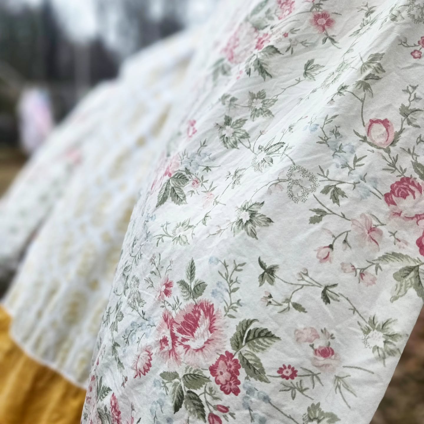 Anyone else love hanging sheets and bedding on a clothesline? 🌸💐☺️