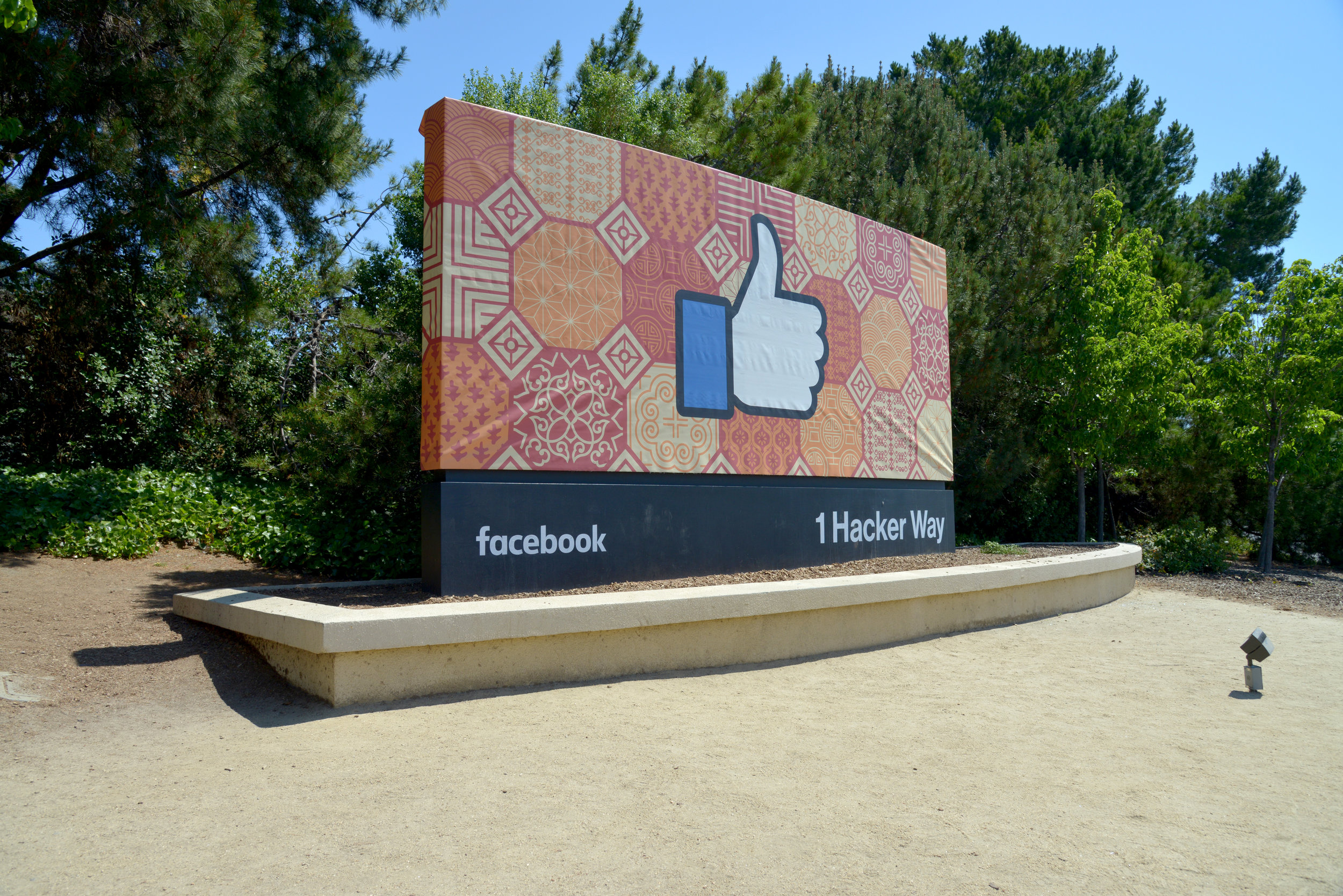 LEARNING TO LEISURE? WHEN SOCIAL MEDIA BECOMES EDUCATIONAL MEDIA