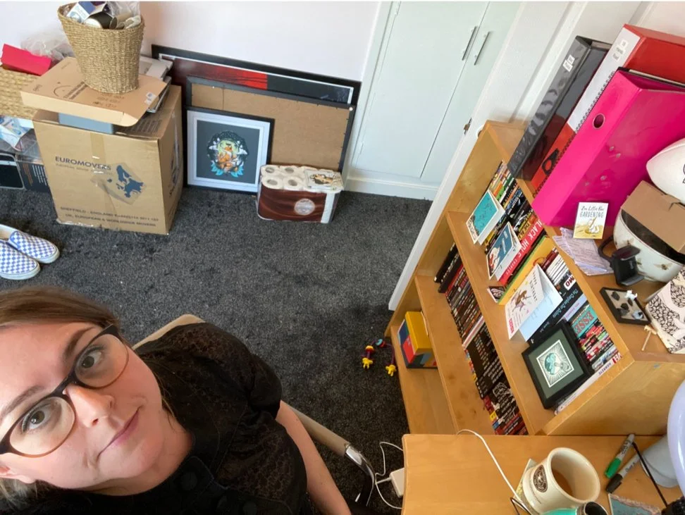 Dis/Comforting Shelfies: Travelling Literacies Other-Wise in Disrupted Times