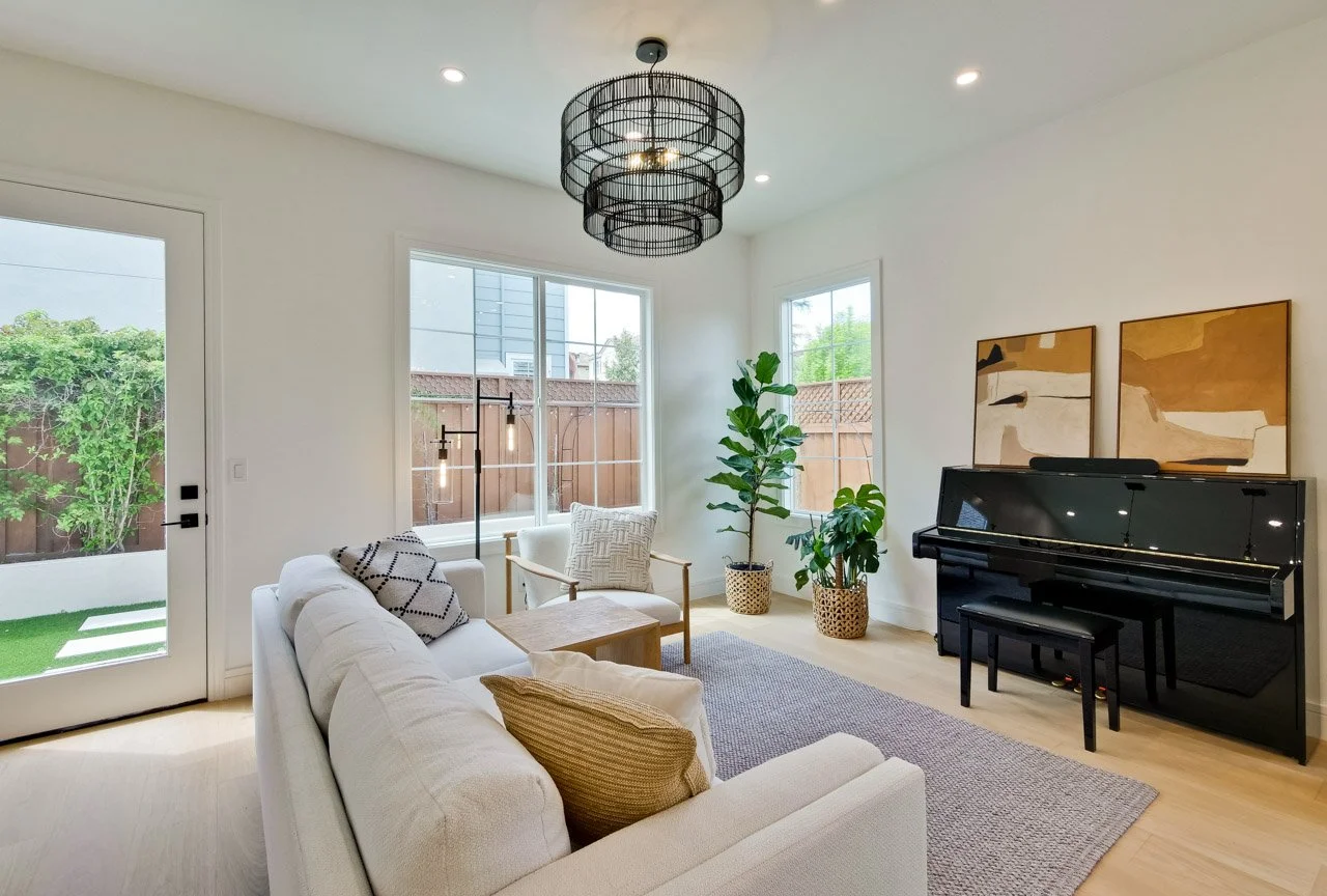 Living Room      1_mls.jpg