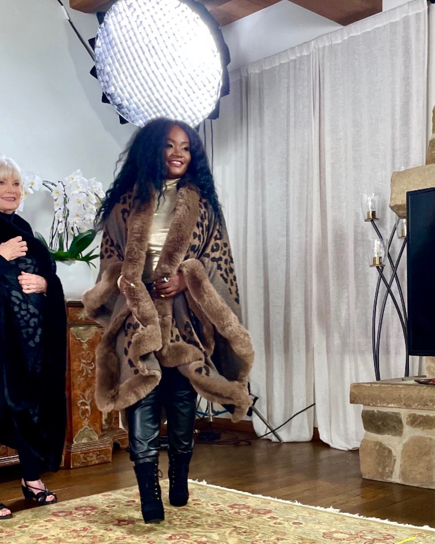 Me showing up to your Thanksgiving dinner today in this luxury faux fur cape from. @kathyireland Kathy Ireland Fashion 360 &hellip;like what you cooking and what you grateful for? Y&rsquo;all know Thanksgiving is my favorite holiday! 
#capes #happyth