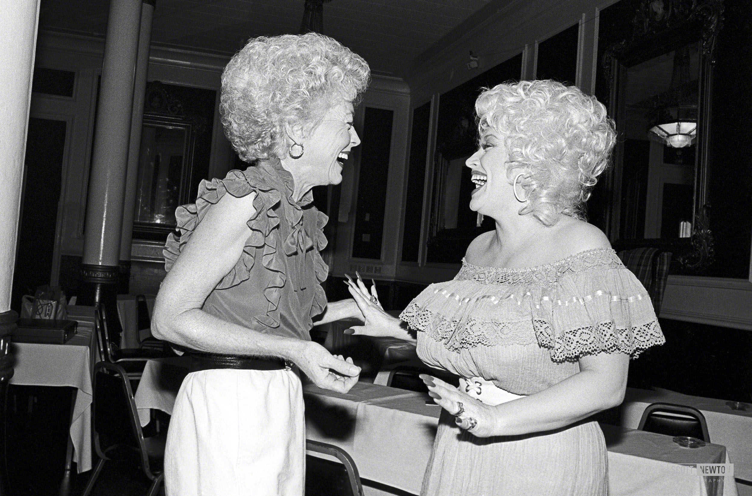 Ann Richards and Dolly Parton meet at the Driskill Hotel